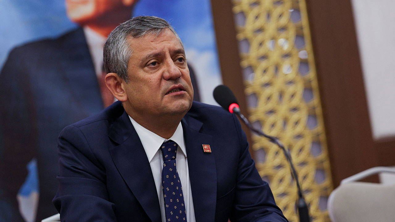 Özgür Özel'in Liderliğinde CHP Milletvekilleri Kapalı Toplantıda Bir Araya Geldi