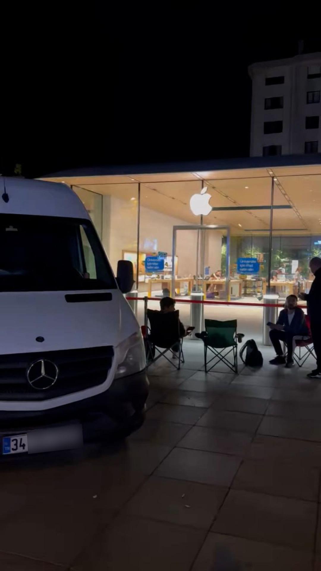 Il più economico è 77.999 TL! Turchia in coda per iPhone 17: anche la notte hanno fatto un elenco 5